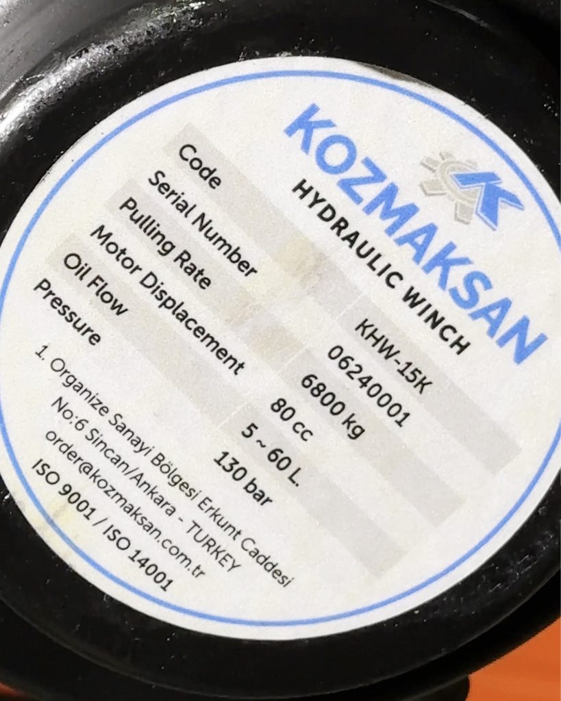 Логотип Kozmaksan на гідравлічній лебідці KHW-15K